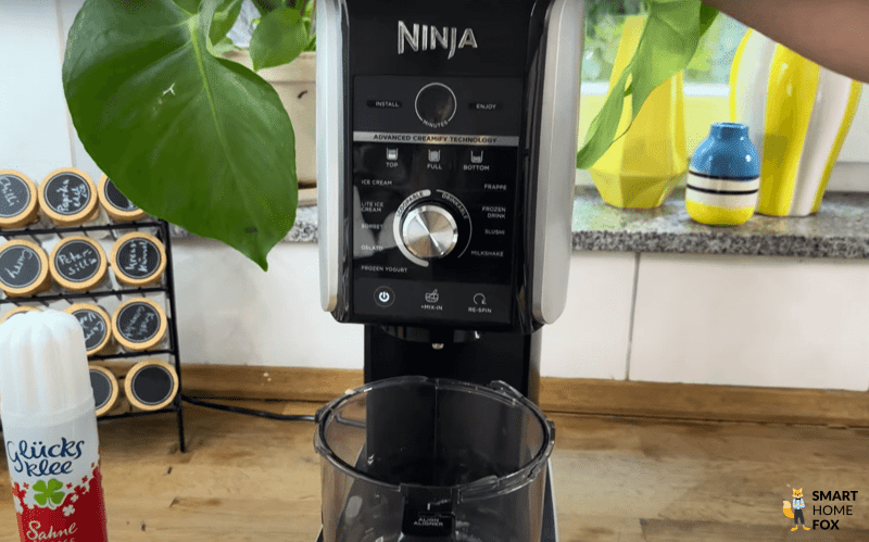 Das Bedienfeld der Ninja Creami Deluxe zeigt alle neun Programme sowie Mix-In und Re-Spin Funktion.